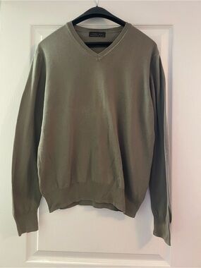 Zara Men's V-Neck Sweater in Olive Green